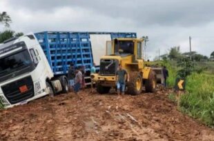 Carreta atola e BR 364 fica fechada por mais de 18 horas