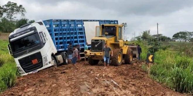 Carreta atola e BR 364 fica fechada por mais de 18 horas