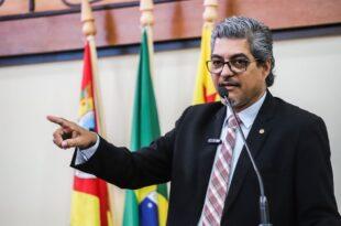 Edvaldo lembra perda de direitos da Educação com mudança de PCCR feita por Gladson e afirma: “foi uma perversidade”