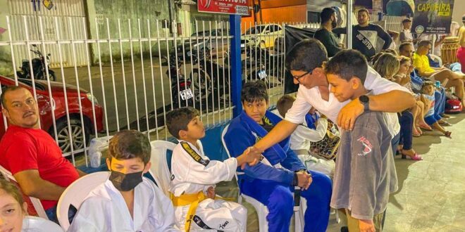 Jenilson Leite entrega equipamentos para prática de esporte, cultura e lazer na Associação de Moradores do bairro Esperança