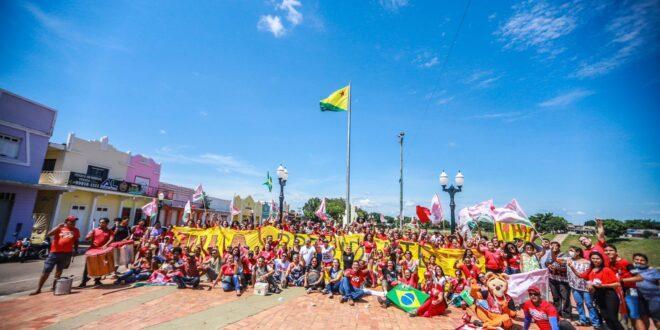 Militantes e apoiadores comemoram aniversário do ex-presidente Lula no Acre