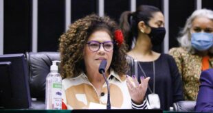 Perpétua apresenta projeto para suspender decreto de Bolsonaro que tira recursos da Educação