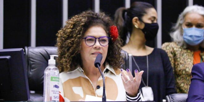 Perpétua apresenta projeto para suspender decreto de Bolsonaro que tira recursos da Educação