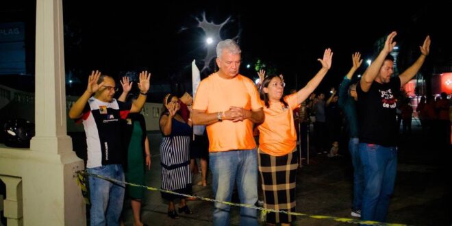 A convite de igreja, Petecão participa de "ato profético" no palácio Rio Branco