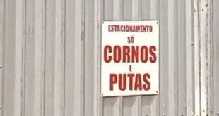 Placa inusitada em garagem de Cruzeiro do Sul chama a atenção