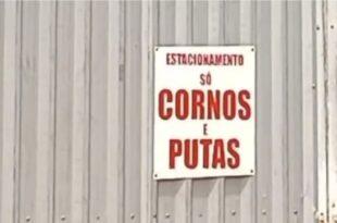 Placa inusitada em garagem de Cruzeiro do Sul chama a atenção