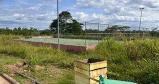 Única quadra de grama sintética de Thaumaturgo está abandonada