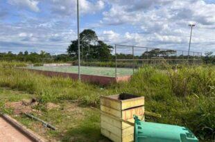 Única quadra de grama sintética de Thaumaturgo está abandonada