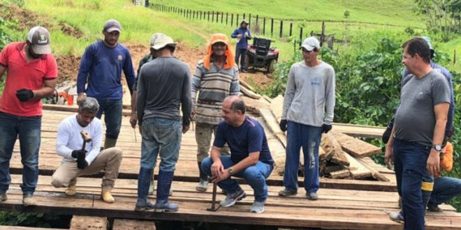 Deracre e Prefeitura de Feijó reformam ponte sobre Igarapé Recreio