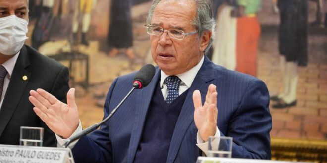 Comissão convoca Paulo Guedes para explicar nomeação de irmã para o Conselho de Educação
