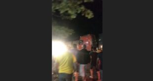 BR-364: caminhoneiro fura bloqueio e atropela manifestantes