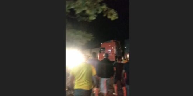 BR-364: caminhoneiro fura bloqueio e atropela manifestantes