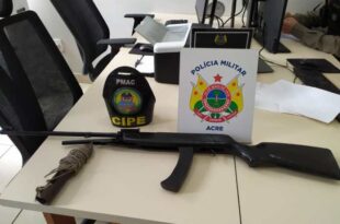 Dupla em bicicleta é flagrada com arma enrolada em saco, no bairro Taquari