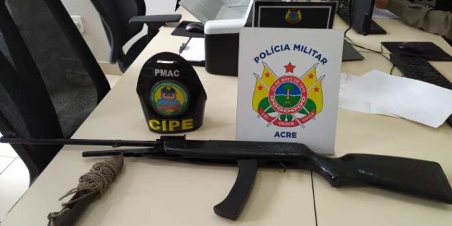 Dupla em bicicleta é flagrada com arma enrolada em saco, no bairro Taquari