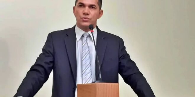Tom Cabeleireiro deve assumir vaga de Gilberto Diniz na Câmara de Sena