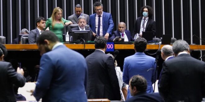 Câmara aprova MP que aumenta para 45% a margem do crédito consignado de servidores federais