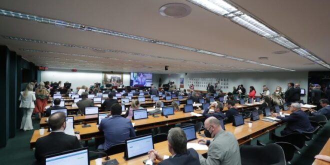 CCJ aprova admissibilidade de proposta que reduz contribuições dos municípios à metade