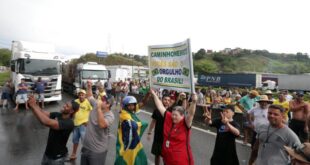Bolsonaristas bloqueiam ônibus e ameaçam estudantes da UFRJ na Via Dutra