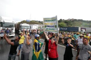 Bolsonaristas bloqueiam ônibus e ameaçam estudantes da UFRJ na Via Dutra