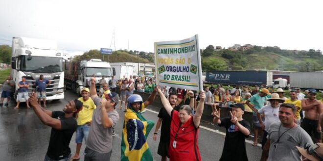 Bolsonaristas bloqueiam ônibus e ameaçam estudantes da UFRJ na Via Dutra