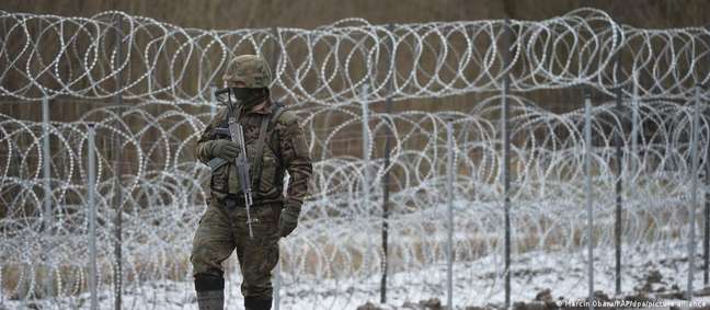 Polônia constrói muro na fronteira com a Rússia