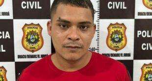 Mulher não aceita fim e destrói carro do marido com chave de roda