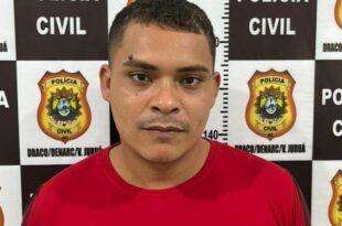 Mulher não aceita fim e destrói carro do marido com chave de roda