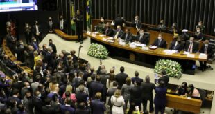 Solução para PEC da Transição deve ser dada por Lula na terça-feira