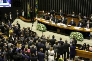 Solução para PEC da Transição deve ser dada por Lula na terça-feira