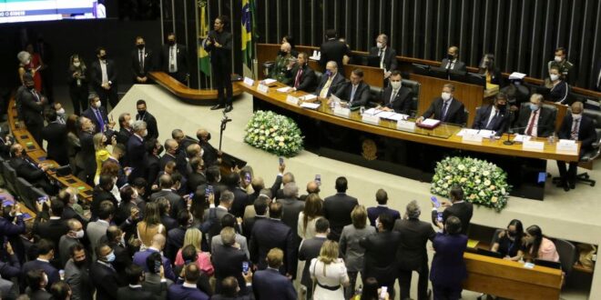 Solução para PEC da Transição deve ser dada por Lula na terça-feira