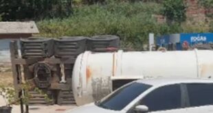 Caminhão tanque tomba em posto de gasolina em Cruzeiro do Sul