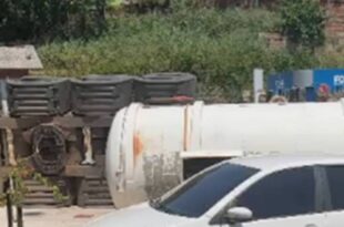 Caminhão tanque tomba em posto de gasolina em Cruzeiro do Sul
