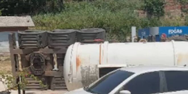 Caminhão tanque tomba em posto de gasolina em Cruzeiro do Sul