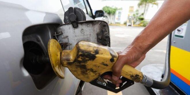 Gasolina sobe pela terceira semana seguida nos postos, diz ANP