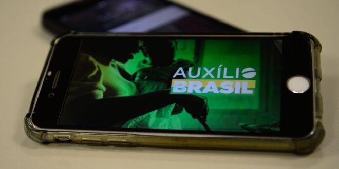 Beneficiários do Auxílio Brasil têm desconto de empréstimo que não pediram