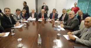 Equipe de Lula propõe PEC para garantir auxílio de 600 reais, serviços e obras