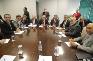 Equipe de Lula propõe PEC para garantir auxílio de 600 reais, serviços e obras