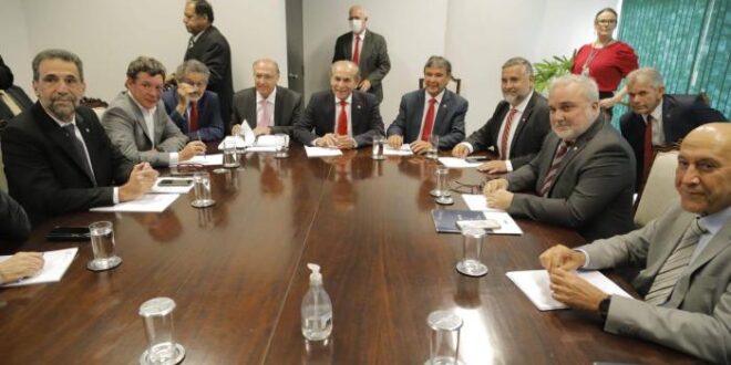 Equipe de Lula propõe PEC para garantir auxílio de 600 reais, serviços e obras
