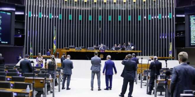 Câmara realiza sessão para votar projetos e MPs nesta terça-feira