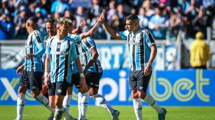 Com o acesso garantido, Grêmio se despede da Série B diante do rebaixado Brusque 3 Com o acesso garantido, Grêmio se despede da Série B diante do rebaixado Brusque