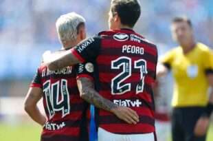 Coritiba vence Flamengo e se livra do rebaixamento no Brasileirão