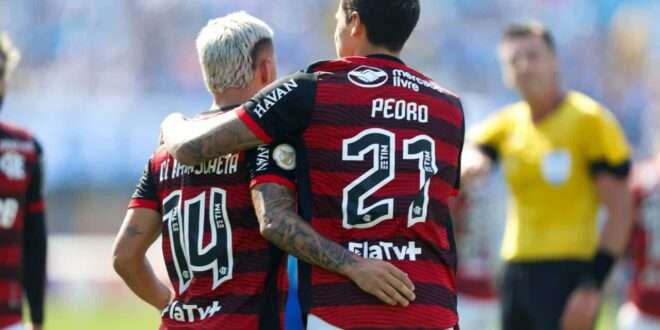Coritiba vence Flamengo e se livra do rebaixamento no Brasileirão