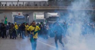 Atos golpistas pelo país são inflamados por fake news e Bolsonaro, diz Folha