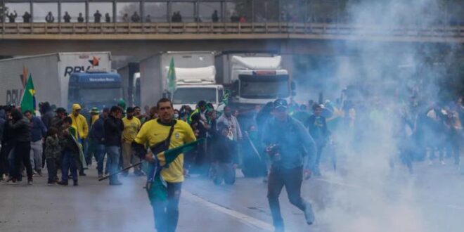 Atos golpistas pelo país são inflamados por fake news e Bolsonaro, diz Folha