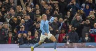 Manchester City supera expulsão, vence Fulham nos acréscimos e lidera Inglês