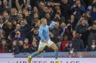 Manchester City supera expulsão, vence Fulham nos acréscimos e lidera Inglês