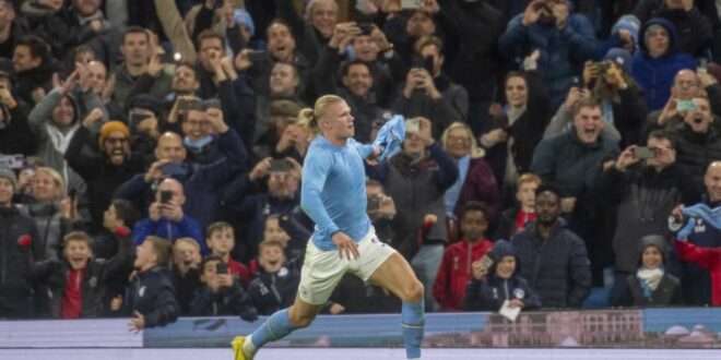 Manchester City supera expulsão, vence Fulham nos acréscimos e lidera Inglês
