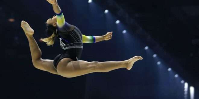 Com dança, Rebeca Andrade exibe medalhas conquistadas no Mundial