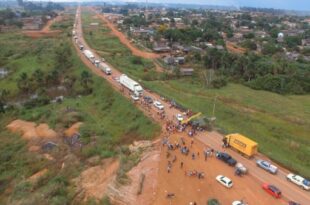  Polícias desobstruem BR-364 no Abunã e Extrema, e caminhões estão chegando a Rio Branco