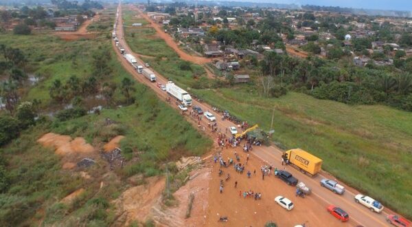  Polícias desobstruem BR-364 no Abunã e Extrema, e caminhões estão chegando a Rio Branco